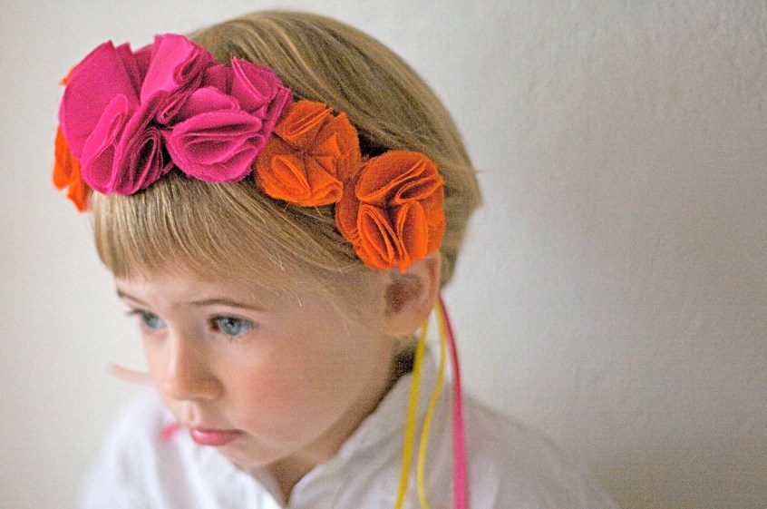 Serre-tete-Eva-fleurs-pompons-fushia-orange-Mathilde-de-Turckheim