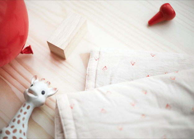 couverture-bébé-tendance-poussins-rouges