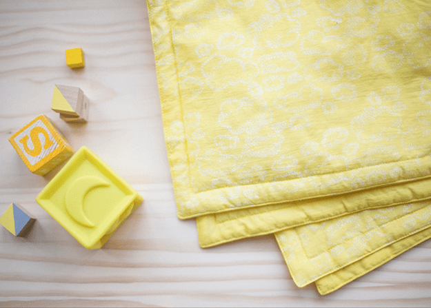 couverture-naissance-design-jaune-nuages