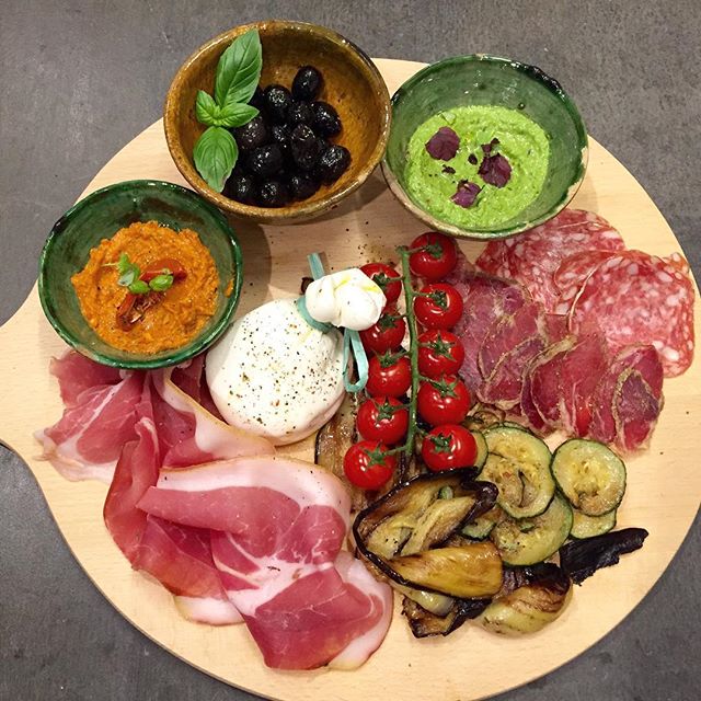 11352089_927600307278028_286433368_n